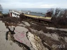 Свлачище поглъща десетки постройки в местността "Трифон Зарезан" Свлачище поглъща десетки постройки в местността "Трифон Зарезан"