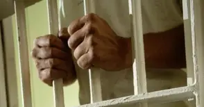 21-годишен остава в ареста за атака с нож на втората му майка