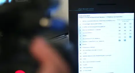 Мнозинството в правната комисия възложи на ЦИК да купи или да наеме машините за гласуване Мнозинството в правната комисия възложи на ЦИК да купи или да наеме машините за гласуване