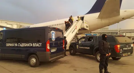 Северин скри лицето си при кацането в България