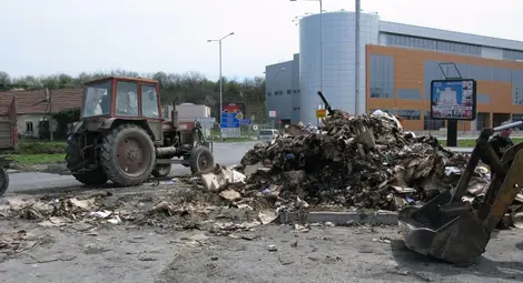 Камион с хартия два часа горя до Дунав мост