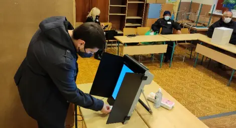 Стефан Янев разговаря с управителя на "Сиела Норма" за доставка на машините