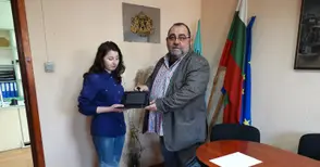 Наградиха деветокласничка  за старание и упоритост