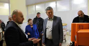 Световен лидер в мебелния обков обзаведе учебен център в Гимназията по дървообработване