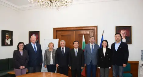 Акад. Белоев и китайският посланик Юанджун Донг обсъдиха сътрудничеството на РУ с китайски университетито училище с множество китайски университети