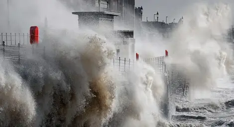 Ветрове с над 130 км/ч брулят Англия, дете изчезна в южното графство Съсекс Ветрове с над 130 км/ч брулят Англия, дете изчезна в южното графство Съсекс