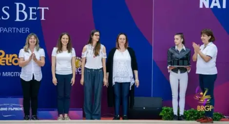 Митева /втората отляво надясно/ и Дивчева /четвъртата/ написаха златни страници в историята на българската художествена гимнастика.  			          Снимка: БНР