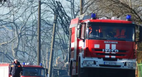 Тирове горяха на паркинг край Полски Тръмбеш