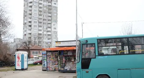 Решителен мъж задържа крадец от павилион