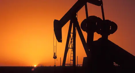 Четири обяснения за главоломния спад на цената на петрола