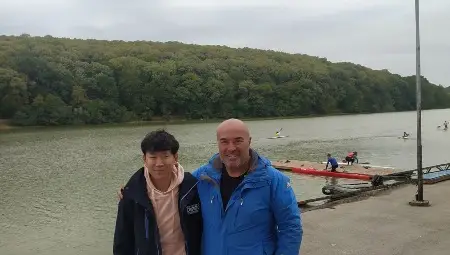Евгени Недев и Чжо Куон на езерото в Николово. Снимка: Утро