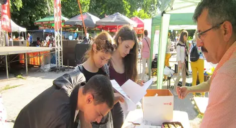 328 анкетни карти попълниха безработни младежи, докато Дичо пееше в парка