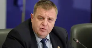 Каракачанов проверява  ремонта на Военния клуб