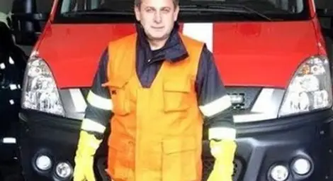 Пожарникар спаси мъж от горящ апартамент