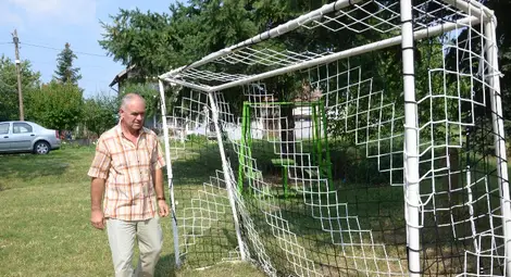 Обновено футболно игрище събира децата в Бръшлян