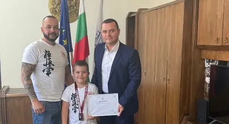 Кметът Пенчо Милков награди малките каратисти от СК &bdquo;Бушин" за триумфа им в Букурещ