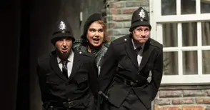 Четири театрални гастрола  освежават сцената през април