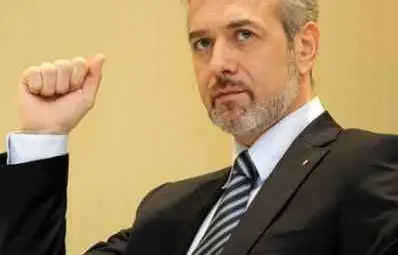 Д-р Александър Рудницки стана модна икона заради приятел Д-р Александър Рудницки стана модна икона заради приятел