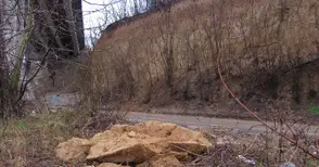 Дъждовете събудиха старо срутище до Средна кула