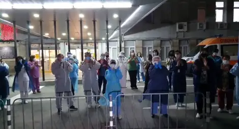 Лекари аплодираха всички, които си стоят вкъщи (ВИДЕО)