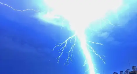 Мълния падна върху жилищен блок в Русе по време на бурята в сряда вечерта. Инцидентът бе заснет от фотолюбител, чийто кадър във Фейсбук публикуваме с изричното му разрешение. Въпреки стреса, хората от ударената сграда не са потърсили помощ и затова тя остана неидентифицирана. Подобно изпитание неотдавна преживяха и хората в блок "Крали Марко". Случаят бе заснет от същия автор.  Снимка: Юджел Ю.