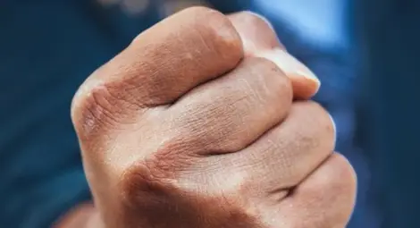 Кандидат за ласки бит и ограбен, докато се оглежда за проститутки