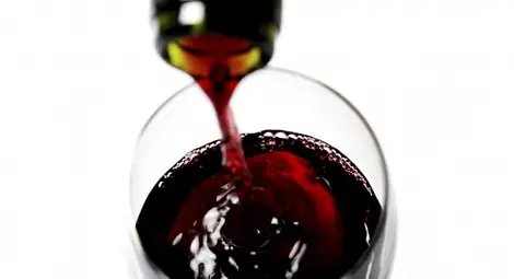 Защо чаша вино преди лягане може да доведе до безсъние