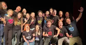 Куклениците закрива сезона със спектакъл за майки и татковци „ВиЖна - На АванТа!“