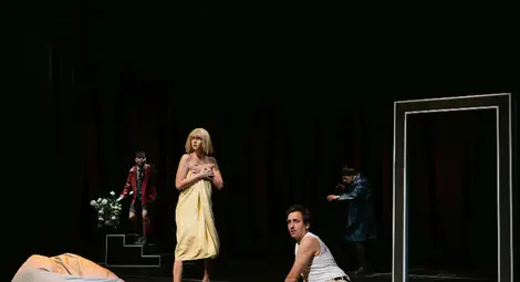 Публика и актьори на една сцена в „Арабска нощ“ – най-новата премиера на ДТ „Сава Огнянов“ Публика и актьори на една сцена в „Арабска нощ“ – най-новата премиера на ДТ „Сава Огнянов“