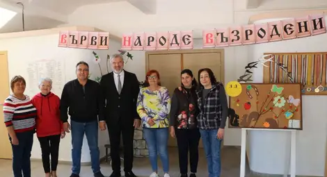 По случай Деня на Европа две читалища от община Иваново получиха книги от областния управител Драгомир Драганов По случай Деня на Европа две читалища от община Иваново получиха книги от областния управител Драгомир Драганов