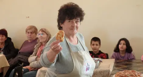 Баби и внуци майсториха украси за обредни хлябове в Ценово