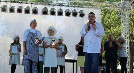 Шеф Ради Стамболов връчи наградата на Ивайла Мирославова и Христо Христов. 					      Снимка: Община Русе