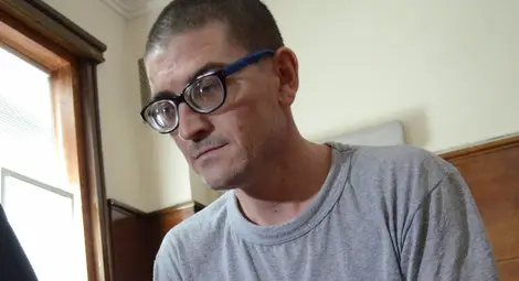 Извратен баща хванат от майката да насилва дъщеря им