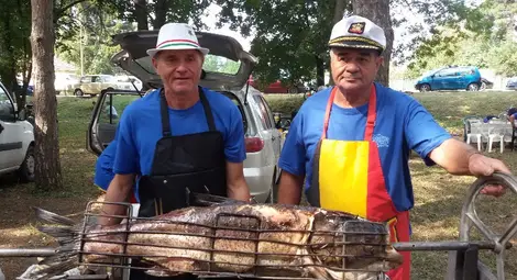 Богдан Димов и Венелин Николов от Борово се представиха с толстолоб на чеверме и домашно пушена скумрия на орехови пилки.