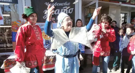 С блини, весели игри и закачки  руснаците се сбогуваха със зимата