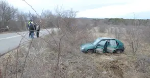 Пенсионер се катурна с колата си в канавка край Басарбово