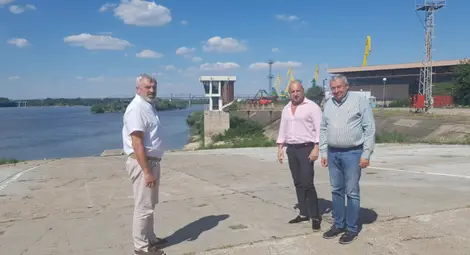 Премахнаха първия стоманобетонен панел на Дунав мост при Русе