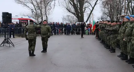 Тържествен богоявленски водосвет на бойните знамена бе извършен днес в Русе