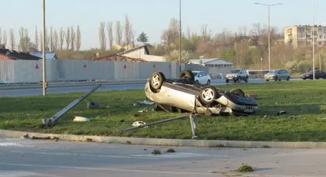 Изпусната от контрол кола летя 100 м и спря по таван на булевард „Тутракан“ Изпусната от контрол кола летя 100 м и спря по таван на булевард „Тутракан“