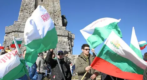 Хиляди българи на връх Шипка Хиляди българи на връх Шипка