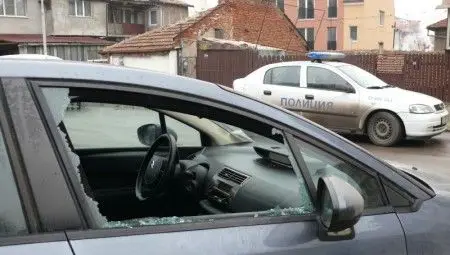 Вандали безчинстваха в Русе, трошиха коли наред