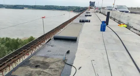 Завърши монтажът на всички корнизни панели в участък с дължина 320 м от Дунав мост при Русе