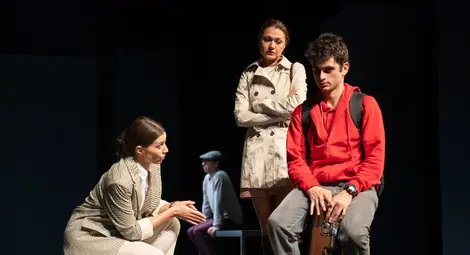 Калоян Желев в сцена от спектакъла. Калоян Желев в сцена от спектакъла.