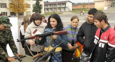 Връщат военното обучение в училище Връщат военното обучение в училище