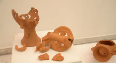 Майстори показват бижута с подтекст и керамични крондири