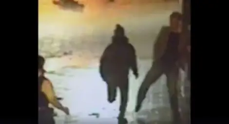 Минувач помогна на полицията да задържи наркопласъор и то без да си изважда ръцете от джобовете (ВИДЕО)