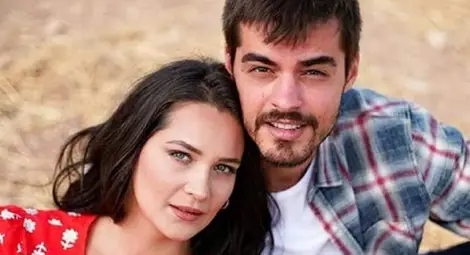 Актрисата с екранния си партньор в &bdquo;Планинско сърце&ldquo; Берк Атан.