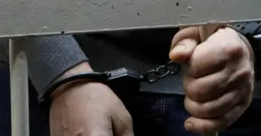 Войнствен хулиган зад волана трошил с палка в движение чужда кола