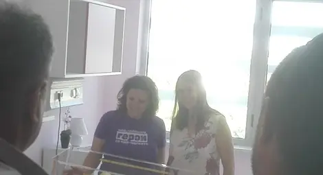 Ния Банева от фондация„Нашите недоносени деца“ и майката Ралица Никифорова пред креватчето на малката Мартина в Семейната стая в АГ комплекса. Снимка:Авторът Ния Банева от фондация„Нашите недоносени деца“ и майката Ралица Никифорова пред креватчето на малката Мартина в Семейната стая в АГ комплекса. Снимка:Авторът