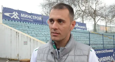 Съдията Драганов: &bdquo;Няма как да рискуваме здравето на футболистите&ldquo;.          			   Снимки: Красимир СТОЯНОВ